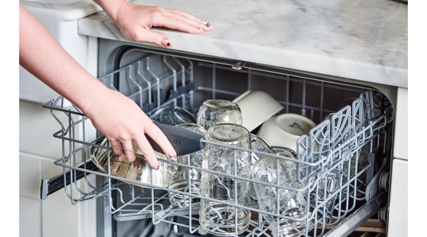 Que faire si mon lave-vaisselle ne fonctionne pas correctement ou fait du  bruit ?